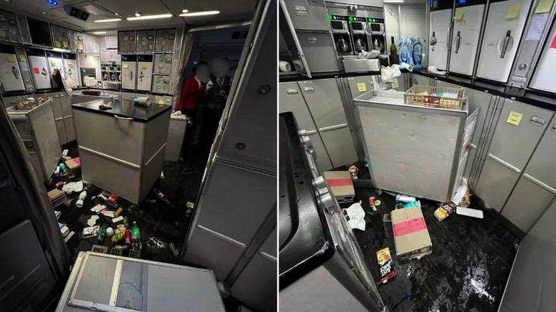 A galley destruída após a turbulência
