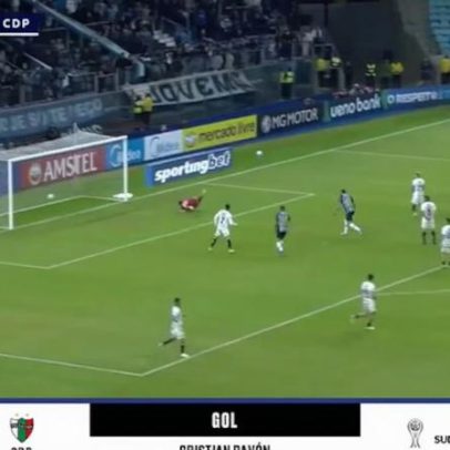 Pavón acerta chute de longa distância e marca golaço pelo Grêmio