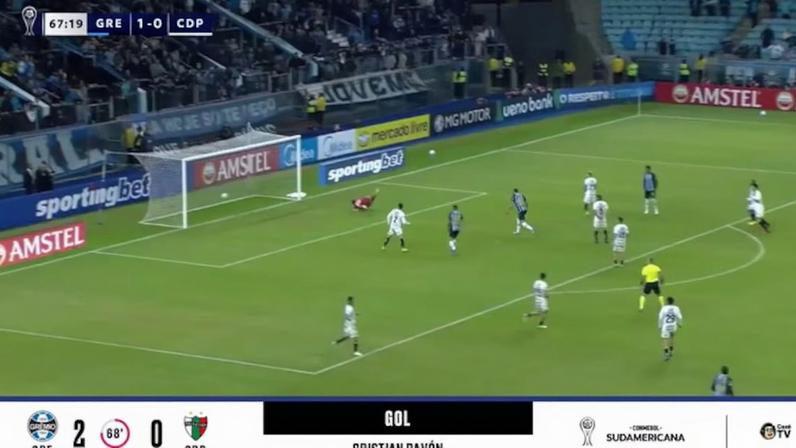 Pavón acerta chute de longa distância e marca golaço pelo Grêmio