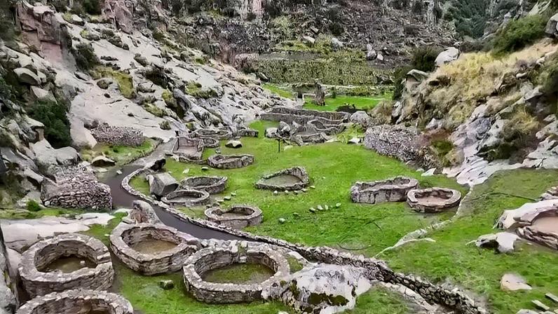 Estruturas de pedra em cidade inca descoberta no Peru
