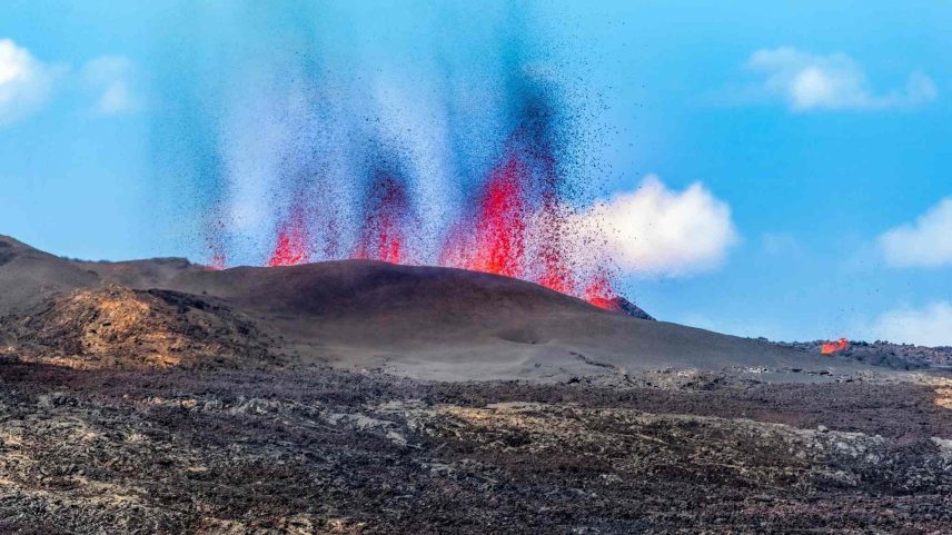 Vulcão forma nova faixa de terra após lava atingir o oceano Índico