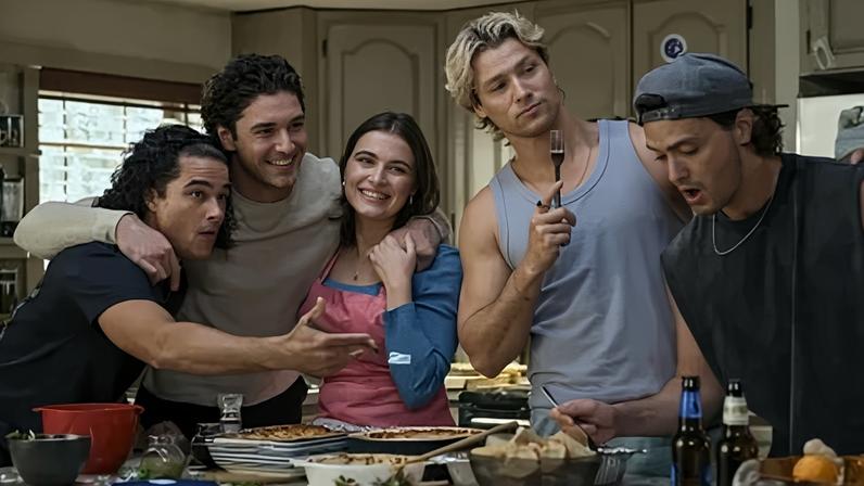 Jalen Thomas Brooks como John Tucker, Belmont Cameli como Garrett Graham, Ella Bright como Hannah Wells, Stephen Thomas Kalyn (Dean Di Laurentis) e Antobio Cipriano como John Logan em "Off Campus: Amores Improváveis"