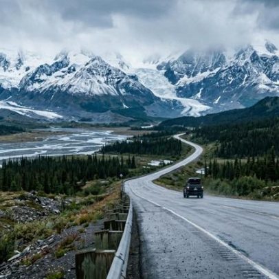 Estrada de 244 km liga interior do Alasca à costa canadense, via vales glaciais