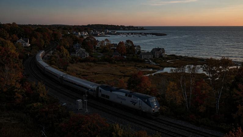 Downeaster conecta Boston a Brunswick, fortalecendo a ligação regional.