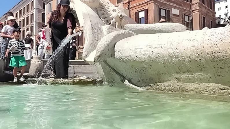 Moradores e turistas se refrescam nas fontes de Roma, na Itália