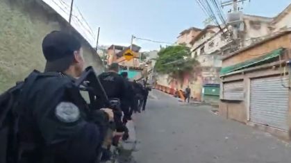 Agentes da Polícia Civil durante operação em comunidade do Rio nesta quarta-feira (6)