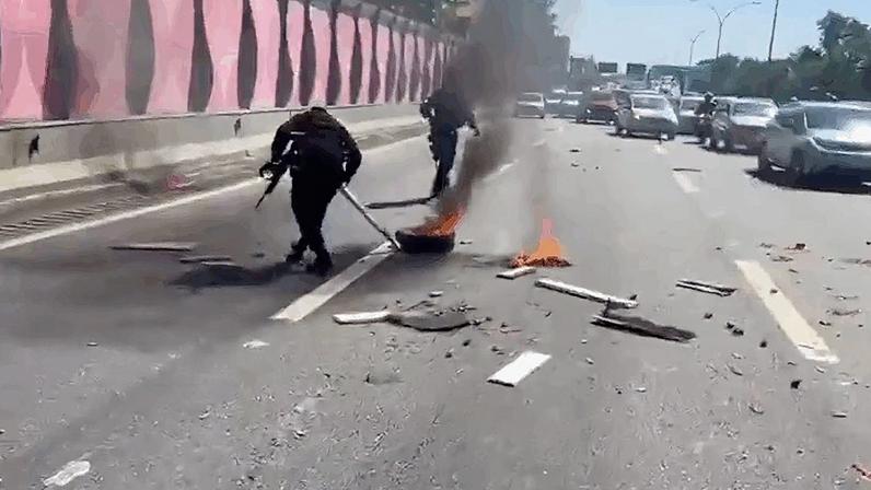 Criminosos jogaram objetos na Linha Vermelha e na Avenida Brasil em represália à operação