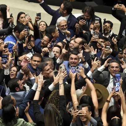 Flávio Bolsonaro acusa Moraes de canetada, PT celebra suspensão da Dosimetria