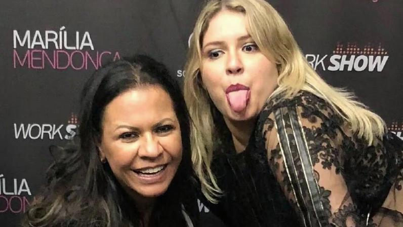 Mãe de Marília Mendonça surge com neto e exibe figurinhas
