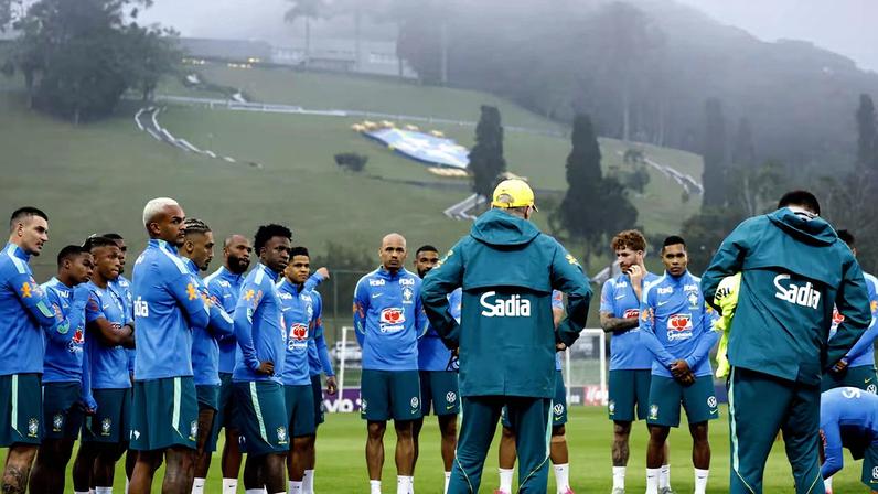 Elenco da seleção brasileira treina na Granja Comary