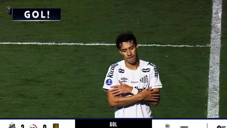 Gabriel Bontempo marcando golaço de cobertura