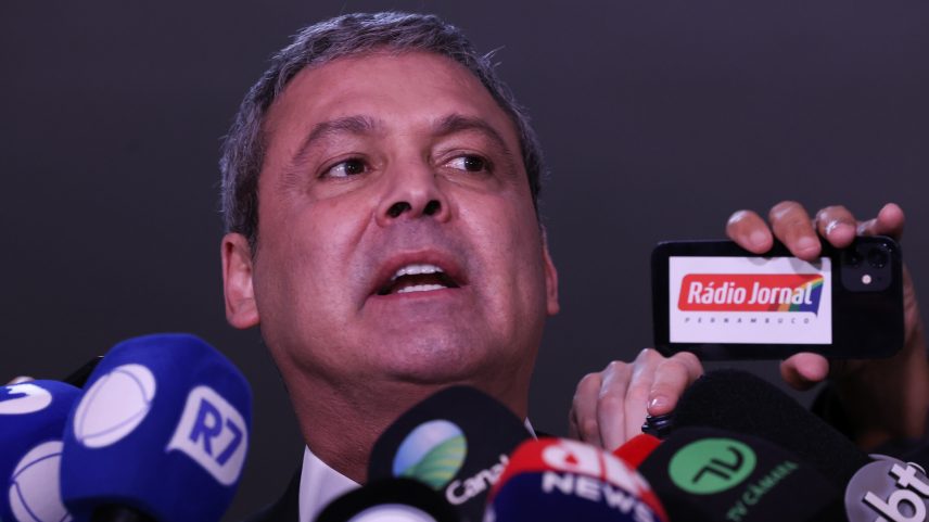 Lindbergh quer Flávio e Jair Bolsonaro no INQ 4995 por suspeita ligada à atuação de Eduardo
