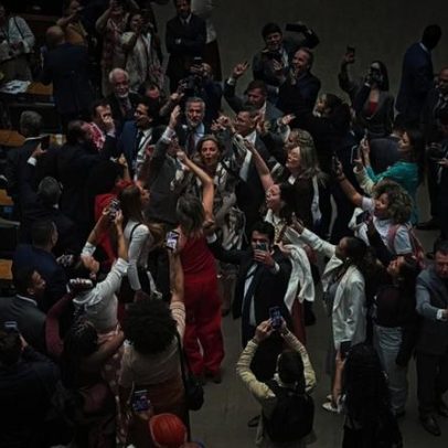 Deputados são fotografados comemorando fim da escala 6 X 1