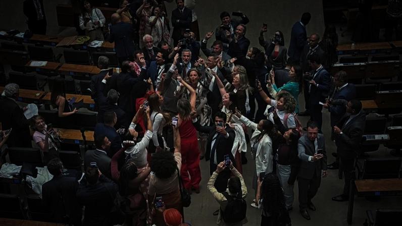 Deputados são fotografados comemorando fim da escala 6 X 1