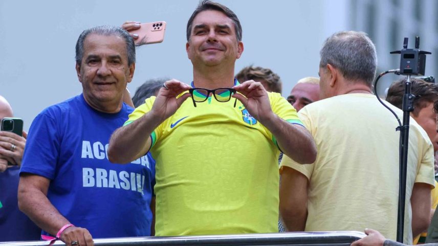 O senador Flávio Bolsonaro (PL-RJ) e o pastor Silas Malafaia participam da manifestação "Acorda Brasil", realizada na Avenida Paulista - 01/03/2026 - (Foto: JEFFERSON AGUIAR/PERA PHOTO PRESS/ESTADÃO CONTEÚDO