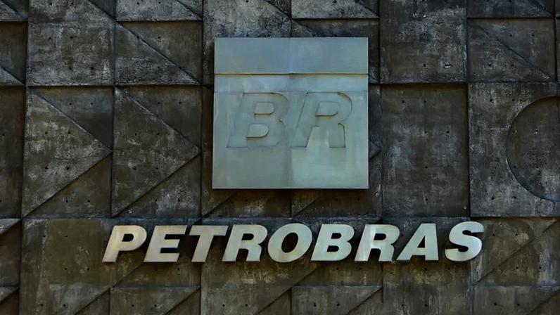A última modificação nos valores da gasolina praticados pela Petrobras foi uma redução. A estatal diminuiu os preços de venda de gasolina para as distribuidoras em 27 de janeiro de 2026, um de 5,2%, representando uma redução de R$ 0,14 por litro