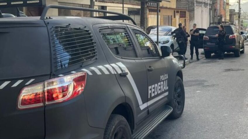 As forças de segurança buscam cumprir 236 mandados judiciais. São 71 mandados de prisão e 165 de busca e apreensão; as operações começaram às 7h18.