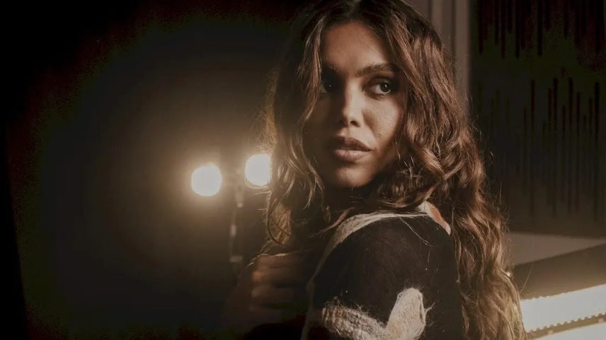 Dora Sanches transforma dores, desejos e metamorfoses pessoais em “Seda de Casulo”, álbum de estreia da artista
