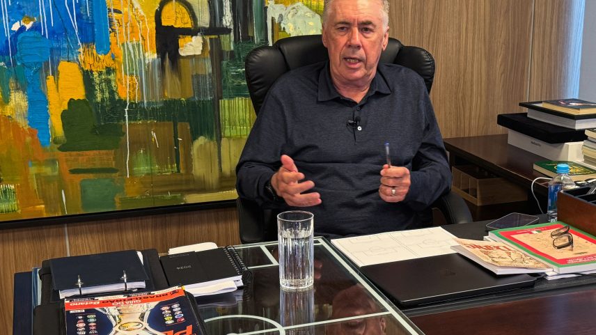 Carlo Ancelotti durante entrevista para a Reuters