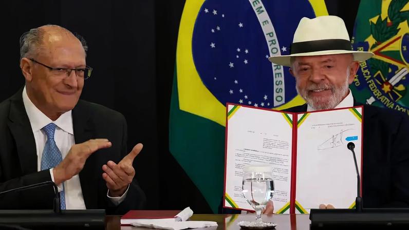 Ao lado de Alckmin, presidente Lula assinou a promulgação do acordo na última terça-feira (28)