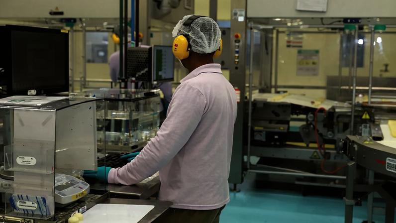 Indústria nacional varia 0,1% em março e acumula alta de 3,1% em 2026