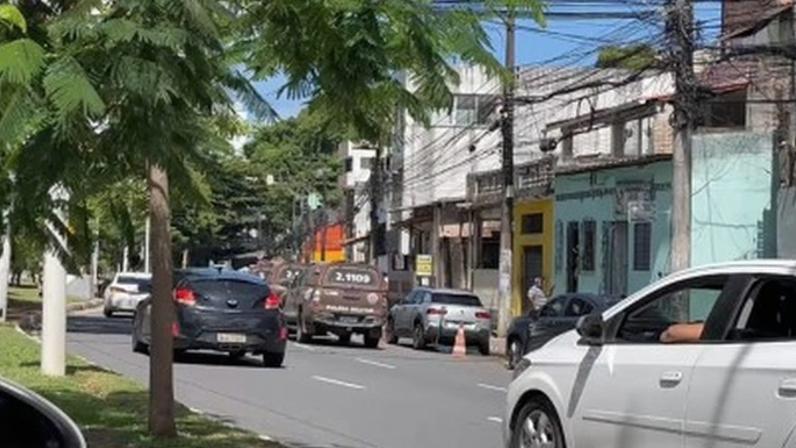 De acordo com relatos da Polícia Militar, equipes foram enviadas para reforçar o policiamento na área quando foram recebidas a tiros por homens armados