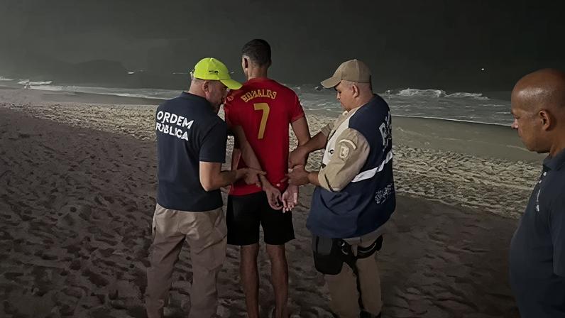 A prisão ocorreu na faixa de areia, próximo ao espelho d’água, na praia de Copacabana, um dos principais pontos turísiticos da zona Sul da capital