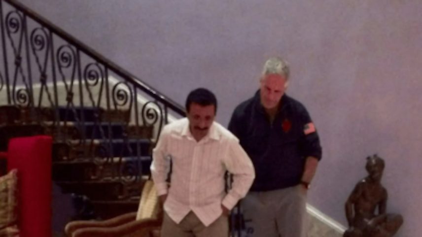 Jeffrey Epstein (à direita) e Sultan Ahmed bin Sulayem olham para uma tapeçaria de Caaba.