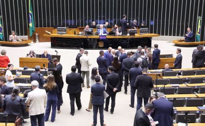 Deputados durantes votações em sessão do plenário