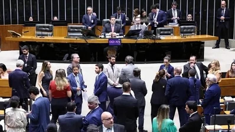 Parlamentares durante sessão conjunta do Congresso Nacional nesta quinta-feira (21)