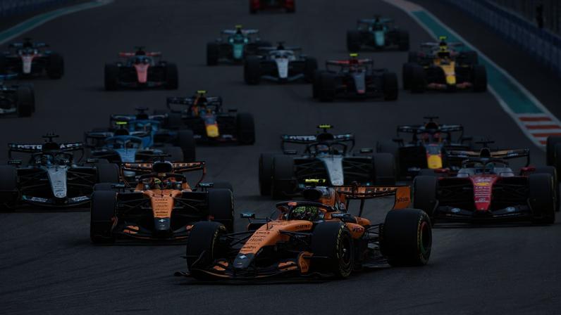 Lando Norris lidera pelotão na sprint do GP de Miami na F1 2026 (Foto: CHARLY TRIBALLEAU / AFP)