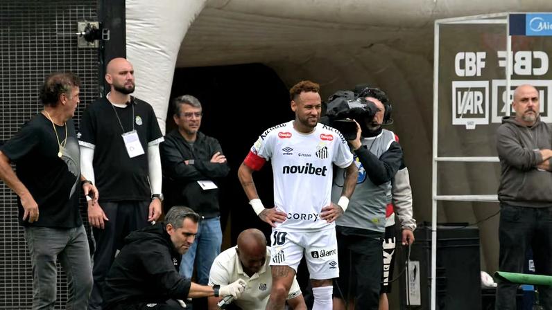 Cuca minimiza confusão da arbitragem com Neymar
