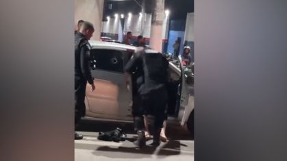 Sargento da Polícia Militar é socorrido após ser baleado durante tentativa de assalto em Duque de Caxias, na Baixada Fluminense.