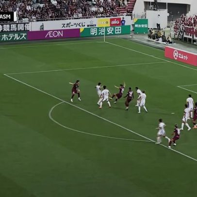 Kento Misao comete pênalti em partida