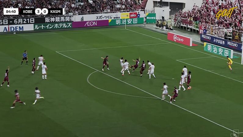 Kento Misao comete pênalti em partida