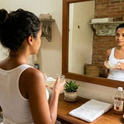 Uso de vinagre de maçã diluído no rosto para equilibrar o pH em pele com acne