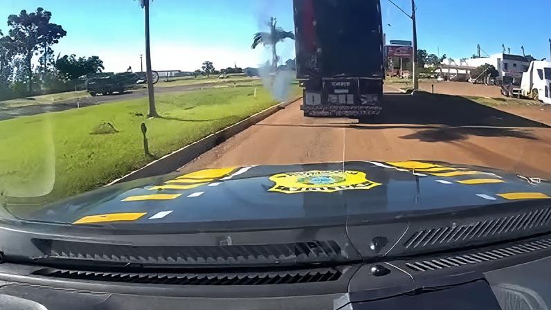 O motorista foi preso em flagrante por tráfico de drogas e encaminhado à Delegacia da Polícia Civil de Cascavel