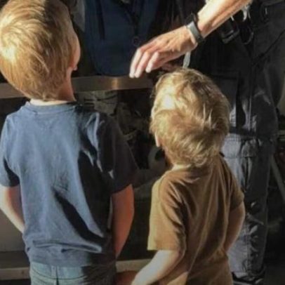 Pai de meninos deixados sozinhos na estrada fala pela primeira vez