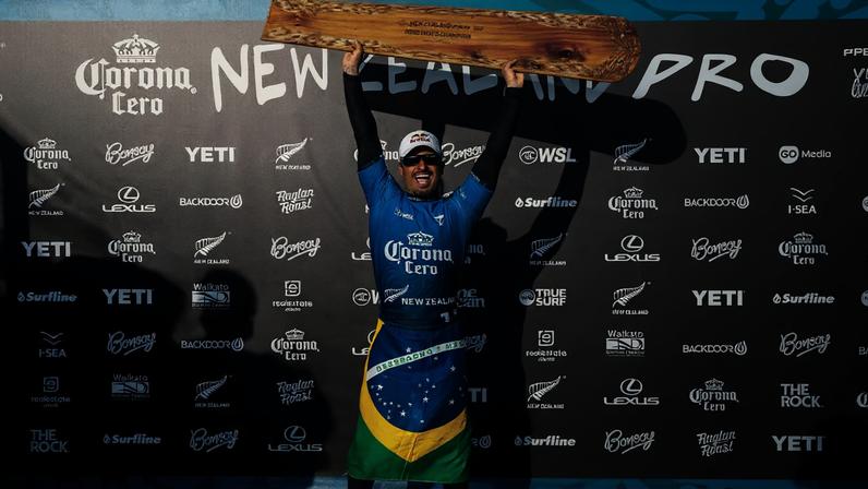 Ítalo Ferreira vence etapa da WSL na Nova Zelândia