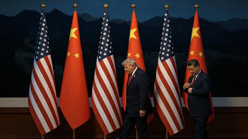O presidente Xi Jinping da China caminha com o presidente Donald Trump no Grande Salão do Povo em Pequim durante a cúpula de dois dias