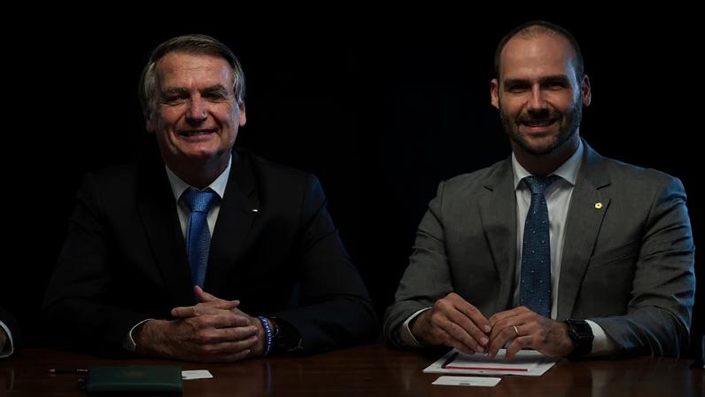 Deputado do PT diz que dinheiro para filme de Bolsonaro teria bancado Eduardo nos EUA