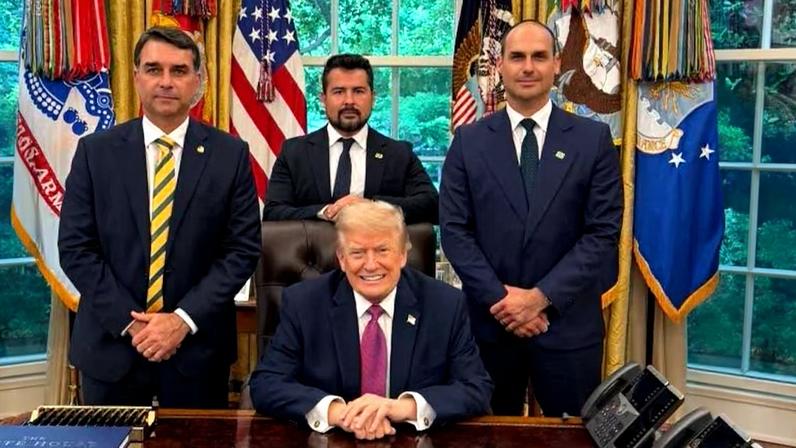 Imagem publicada por Eduardo Bolsonaro mostra ele, Paulo Figueiredo e Flávio Bolsonaro ao lado de Donald Trump na Casa Branca