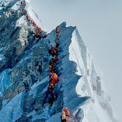 Nepal bate recorde com quase 500 permissões de escalada no Everest