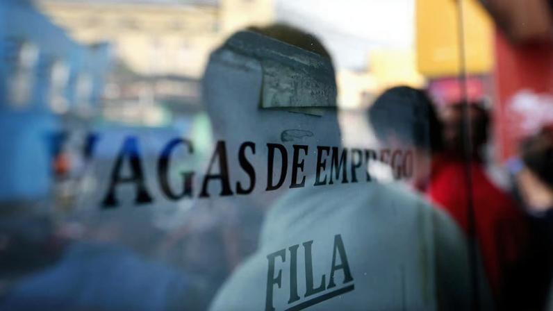 Taxa de desocupação no Brasil ficou em 5,8% no trimestre encerrado em abril, segundo o IBGE