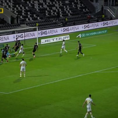 Al Taawoun vence Al Shabab por 2 a 1 com gol de Roger Martínez