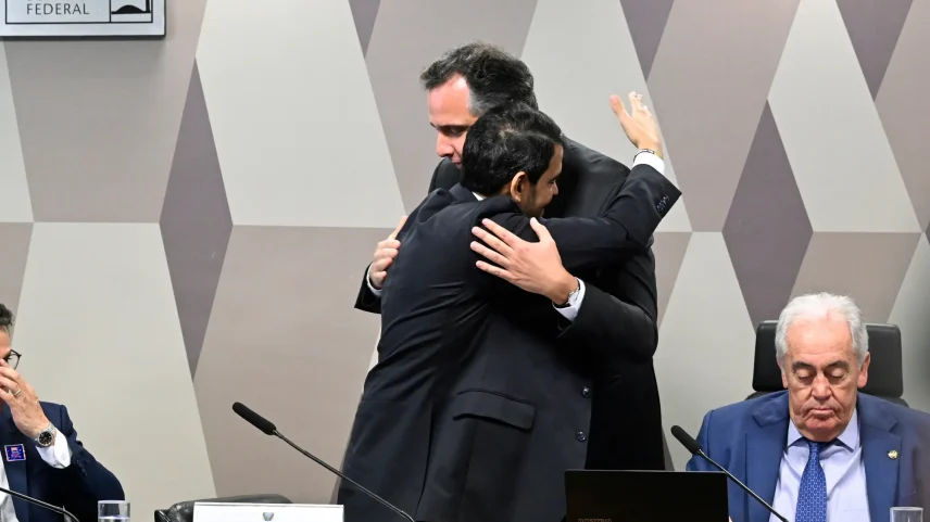 Rodrigo Pacheco e Jorge Messias durante a sabatina do indicado de Lula ao STF. (Foto: Carlos Moura/Agência Senado)