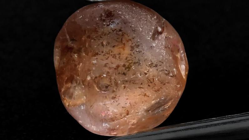 Safira exótica com tons mesclados de rosa e laranja muito valorizada no mercado internacional – Créditos: depositphotos.com / Galka3250