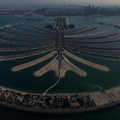 Dubai revela ilha artificial em formato de palmeira sobre o mar, usando GPS