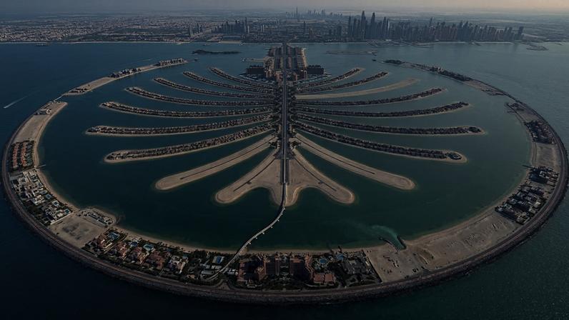 Com 560 hectares feitos sobre o mar a ilha artificial em forma de palmeira revelou como Dubai transformou areia, pedra e GPS em território novo