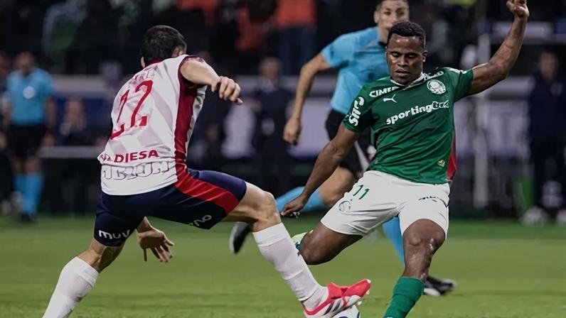 Jhon Arias durante duelo contra o Cerro Porteño